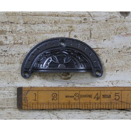 CUP HANDLE ROUND INCA DESIGN ANTIQUE IRON 100MM / 4