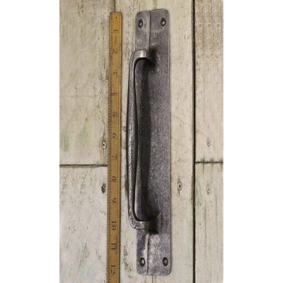 DOOR PUB PULL HANDLE ON PLATE CAST ANT IRON 12 / 300MM